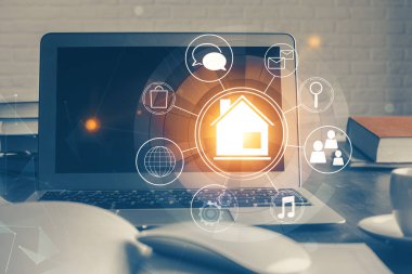 Ofisteki masaüstü bilgisayar geçmişi ve büyük kasaba binaları hologram çizimi. Çifte maruziyet. Akıllı şehir konsepti.