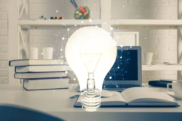 Computador na área de trabalho no escritório com holograma de ícone de lâmpada. Exposição múltipla. Conceito de ideia . — Fotografia de Stock