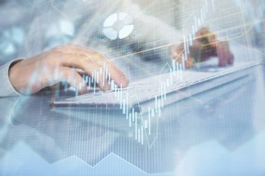 Adam arka planda ofiste bilgisayarda yazarak grafik çift pozlama. Zor iş kavramı. Closeup.