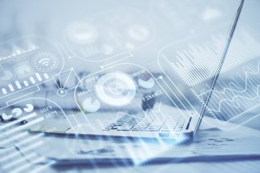 Bilgisayar, teknoloji temalı hologramla birlikte ofiste. Çoklu maruz kalma. Teknoloji kavramı.