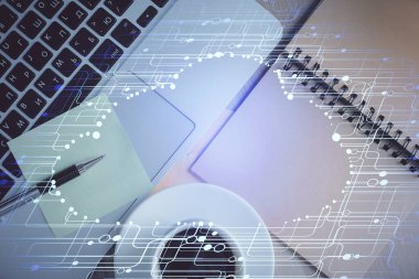 Bilgisayarla üst görünüm çalışma masası arkaplanı üzerinden hologram çizerek veri temasının çifte pozlandırılması. Teknoloji kavramı.