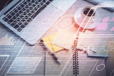 Bilgisayarla üst görünüm çalışma masası arkaplanı üzerinden hologram çizerek veri temasının çifte pozlandırılması. Teknoloji kavramı.