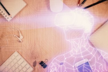 AR gözlüklü adamı telefonla çizerken çift pozlama. Üst Manzara. VR kavramı.