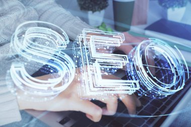 Bilgisayar ve seo hologram çizimleri üzerinde çalışan kadın elleri çift pozlama. internet arama kavramı.