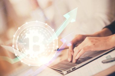 Bilgisayarda ve kripto piyasa temalı hologram çizimlerinde kadın elinin çifte pozu. Engelleme zinciri kavramı.