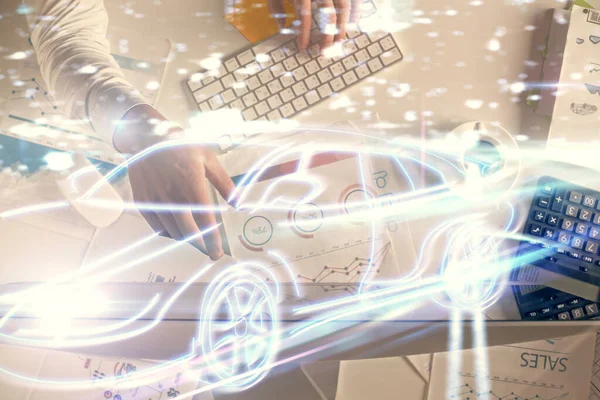 男子双手在计算机键盘和汽车主题全息图上打字的双重曝光。顶部视图。技术概念. — 图库照片