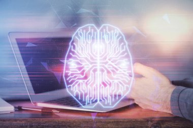 Erkeklerin el ele tutuşup dijital bir cihaz ve beyin hologramı çizimleri kullanırken çift pozlama. Veri kavramı.