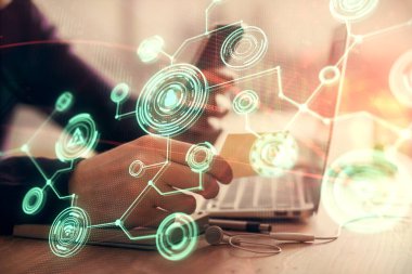 Bir erkeğin elini tutarken ve telefon ve sosyal ağ teması kullanırken çift pozlama.