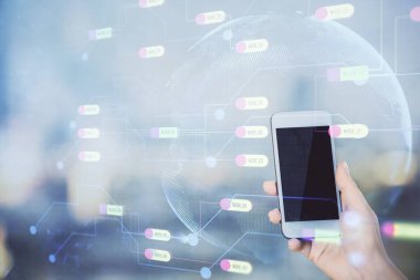 Teknolojiye çifte maruz kalma, hologram ve cep telefonu kullanan bir kadın..