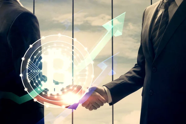 Doppia esposizione di ologramma blockchain e stretta di mano di due uomini. Concetto di business Crypto. — Foto Stock