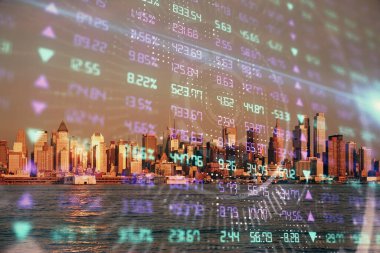 Yüksek binaların arka planında çoklu pozlama olan eski şehir haritası. Finansal araştırma kavramı.