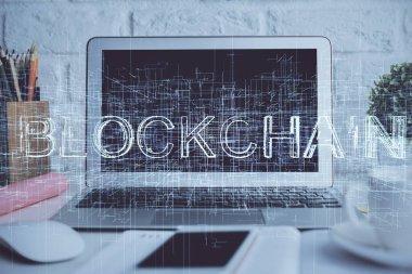 Engelleme zincirine ve kripto ekonomi temalı holograma ve bilgisayar arkaplanlı masaya çoklu maruz kalma. Bitcoin kripto para kavramı.