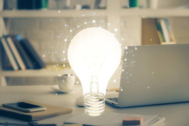 Bilgisayar ofisinde ampul simgesi hologramıyla birlikte. Çoklu maruz kalma. Fikir kavramı.