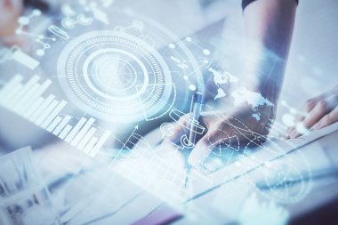 Eller üzerinde uluslararası iş hologram notları arka plan alarak. Başarı kavramı. Çoklu pozlama