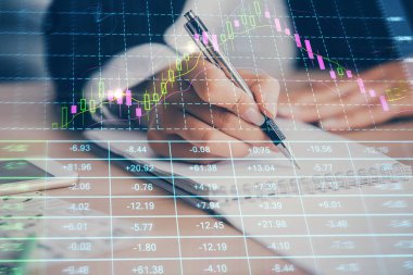 Bir kadın eller Not defteri hisse senedi piyasası hakkında bilgi yazma. Ön Forex grafik hologramlar. Araştırma kavramı. Çoklu pozlama