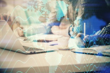 Arka planda bilgisayarda çalışan bir adamla birlikte çok sayıda formasyona maruz kaldık. Pazar analizi kavramı.