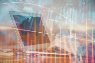 Arka planda dizüstü bilgisayar üzerinde çalışan adam ile borsa grafiği çoklu pozlama. Finansal analiz kavramı.
