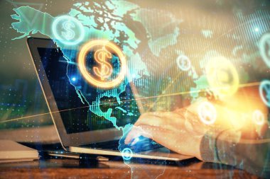 Arka planda ofiste bilgisayarda yazan adam ile grafik çift pozlama. Sıkı çalışma kavramı.