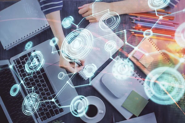 Kadınların el yazısı üzerine sosyal ağ temalı hologram. Uluslararası insanlar birbirine bağlanır. Çift pozlama