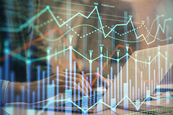 Doppelbelichtung des Marktdiagramms mit einem Mann, der am Computer im Hintergrund arbeitet. Konzept der Finanzanalyse. — Stockfoto