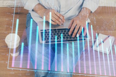 Arka planda ofiste bilgisayarda çalışan işadamı ile Forex grafiği. Analiz kavramı. Çift Pozlama.