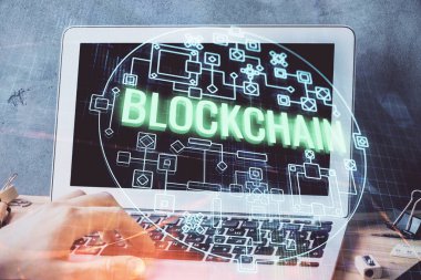 Kripto para tema hologramı arka planda bilgisayar üzerinde çalışan işadamı ile. Blockchain kavramı. Çift pozlama.