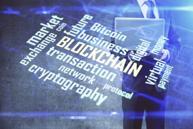 Kripto para tema hologramı arka planda bilgisayar üzerinde çalışan işadamı ile. Blockchain kavramı. Çift pozlama.