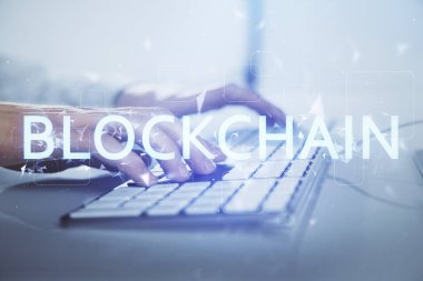 Kripto para tema hologramı arka planda bilgisayar üzerinde çalışan işadamı ile. Blockchain kavramı. Çift pozlama.