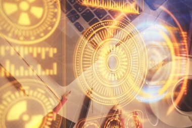 Teknoloji hologramı masaüstü arka planında bilgisayarın üzerine çiziyor. Üst Manzara. Çifte maruziyet. Teknoloji kavramı.
