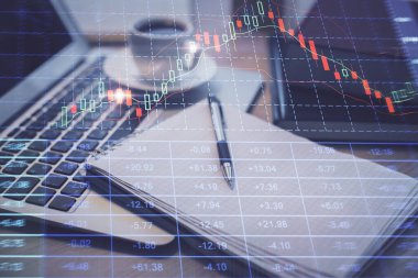 Masa arkasında kahve ve eşyalar olan ön x çizelgesi ve masaüstüne çift pozlama. Finansal piyasa ticareti kavramı