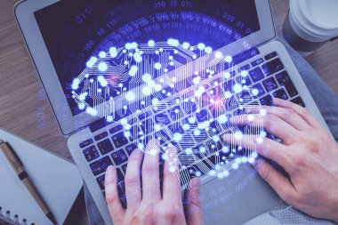 Bilgisayar klavyesini ve beyin hologramı çizimlerini yazarken çift pozlama. Üst Manzara. Ai ve veri teknolojisi kavramı.