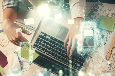 Birlikte çalışan kadın ve erkeğin çifte pozu ve hologram çizimi. Bilgisayar arkaplanı. Üst Manzara. Elektronik posta kavramı.