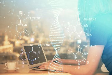 Bilgisayarda yazı yazan ve DNA hologramı çizen bir kadının ellerine iki kez maruz kalmış. Tıp eğitimi kavramı.