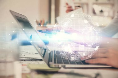 Kadın elinin bilgisayar ve sosyal ağ temalı hologram çizimlerinde çifte pozlama. Halk medyası kavramı.