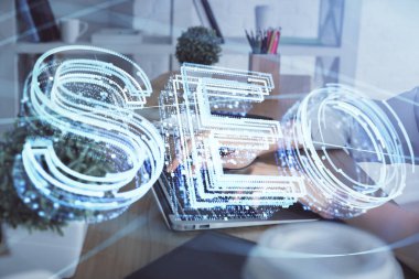 Bilgisayar ve seo hologram çizimleri üzerinde çalışan kadın elleri çift pozlama. internet arama kavramı.