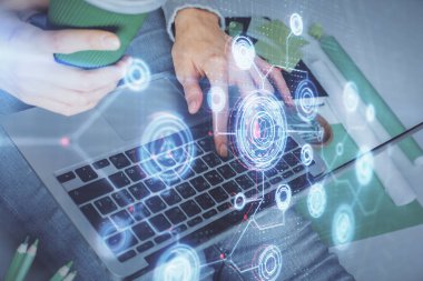 Bilgisayar ve veri temalı hologram çizimlerinde çalışan kadın elleri çift pozlama. Teknoloji kavramı.