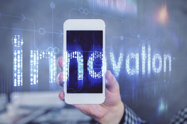 Erkeklerin el ele tutuşup dijital bir cihaz ve veri temalı hologram çizimi kullanırken çift pozlama. Teknoloji konsepti.