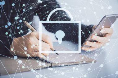 Kilit çizimi, hologram ve cep telefonu kullanan bir kadının iki kez görüntülenmesi. Güvenlik konsepti