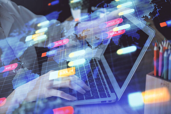 Двойное обнажение женских рук, работающих на компьютерной и тематической голограмме рисунка. Технологическая концепция.