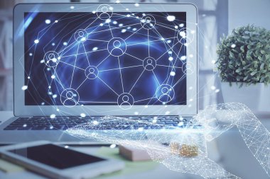 Sosyal ağ hologramıyla birlikte bilgisayar masaüstünde. Çoklu maruz kalma. Uluslararası insan ilişkileri kavramı.