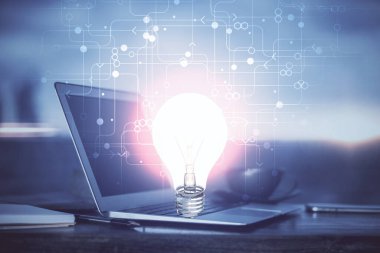 Bilgisayar ofisinde ampul simgesi hologramıyla birlikte. Çoklu maruz kalma. Fikir kavramı.