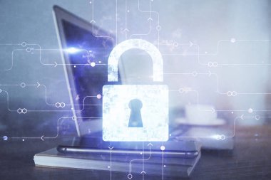 Bilgisayar ve ikon hologramı ile masaüstüne çift pozlama. Veri güvenliği kavramı.