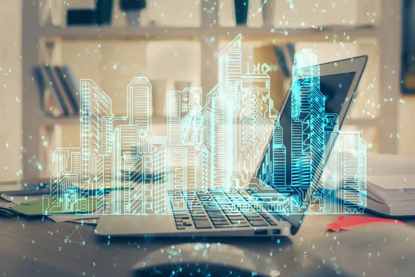 Ofisteki masaüstü bilgisayar geçmişi ve büyük kasaba binaları hologram çizimi. Çifte maruziyet. Akıllı şehir konsepti.