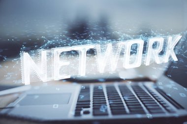 Teknoloji temalı çizim ve bilgisayarlı masa. Çifte maruziyet. Bilgi kavramı.