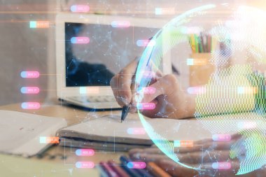 Dünya haritası hologramı ve veri tema simgeleriyle notlar alan ellerin çifte pozlanması. Uluslararası ağ verilerinin kavramı.