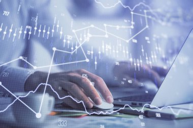 Arka planda bilgisayarda çalışan bir adamla ön x grafiğine iki kez maruz kalıyoruz. Pazar analizi kavramı.