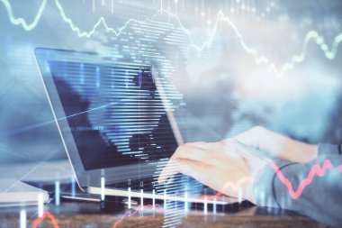 Arka planda dizüstü bilgisayar üzerinde çalışan adam ile borsa grafiği çift pozlama. Finansal analiz kavramı.