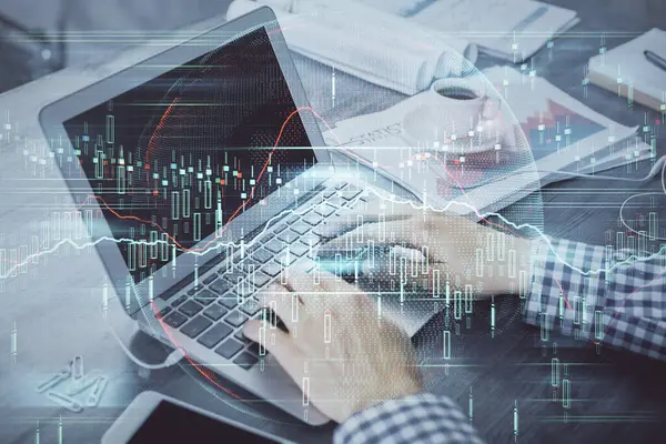 Doppelbelichtung des Forex-Graphen mit einem Mann, der am Computer im Hintergrund arbeitet. Konzept der Marktanalyse. — Stockfoto