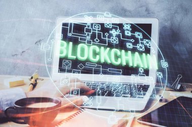 Kripto para tema hologramı arka planda bilgisayar üzerinde çalışan işadamı ile. Blockchain kavramı. Çift pozlama.