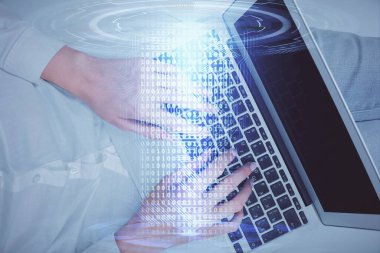 Bilgisayar ve veri temalı hologram çizimlerinde çalışan kadın elleri çift pozlama. Üst Manzara. Teknoloji konsepti.